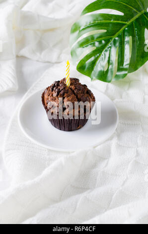 Muffins au chocolat anniversaire capkakes ou. Banque D'Images