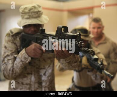 Les Marines américains avec la Compagnie Charlie, 1er Bataillon, 7e Régiment de Marines, marines à des fins spéciales Les Force-Crisis Response-Central la tâche de l'Arabie saoudite et commande les forces spéciales de la Marine chambre pratique lors d'une compensation d'échange d'experts en la matière en Arabie Saoudite, le 15 mai 2017. L'échange s'est avéré être une occasion d'améliorer à la fois les États-Unis et l'Arabie. Le déploiement des Marines américains dans la zone de responsabilité d'effectuer une formation militaire combinée avec nos forces de sécurité des pays partenaires et de renforcer nos relations vitales avec des partenaires dans cette région importante. Banque D'Images