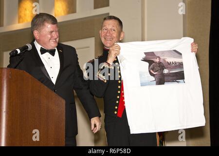 Le colonel à la retraite du Corps des Marines américain Earl Erderbrook, maître de cérémonie, se prépare à présenter un prix pour le lieutenant général Jon M. Davis, commandant adjoint pour l'aviation, au cours de la Marine Corps Aviation Association 46th Annual Symposium et Award Banquet, La Jolla, Californie, le 19 mai 2017. Les prix ont été remis à 13 unités, et 14 renseignements personnels de reconnaissance à des Marines. Banque D'Images