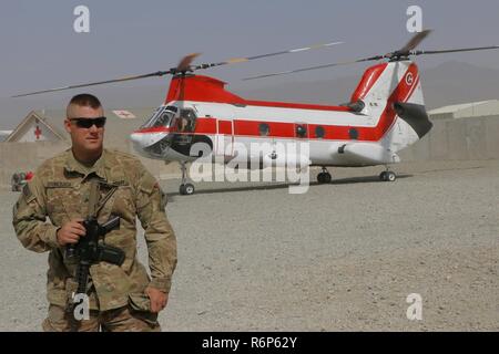 Le Sgt. Ian Stoneback une troupe de cavalerie du Scoutisme avec B, 6e Escadron, 1e régiment de cavalerie, 1st Armored Division assure que personne ne vient sur la zone d'atterrissage pour les hélicoptères que les avions atterrir sur la plate-forme de conseils éclairs Apr 13. Des soldats le foudre AP effectuer plusieurs tâches au-delà de la former, conseiller et assister les missions. Banque D'Images