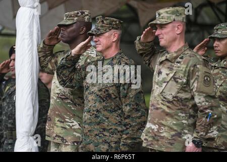 Le Sgt chef du commandement a fait appel. Le major Bryan Zickefoose de U.S. Southern Command salue le drapeau américain pendant l'hymne national avec la commande le Sgt. Le Major Shawn Carns de la Force opérationnelle - Bravo et le Sgt. Le major Ronald Woods de forces alignées au niveau régional 2e Bataillon, 153e Régiment d'infanterie, 39e Brigade d'infanterie de l'équipe de combat tout en assistant à une cérémonie de remise des diplômes de fin de la formation des soldats honduriens instruit par l'équipe de la RAF à Tamara, le Honduras, le 18 mai 2017. Le 2 - 153e, 39e de l'IBCT La Garde nationale de l'Arkansas soutient la mission de la RAF avec ses pays hôtes du Guatemala, Banque D'Images