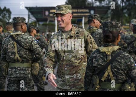 Le Sgt commande. Le Major Shawn Carns de la Force opérationnelle - Bravo félicite une après avoir terminé l'entraînement des soldats honduriens chargé par le 2e Bataillon des Forces alignées à l'échelle régionale, 153e Régiment d'infanterie, 39e Brigade d'infanterie de l'équipe de combat à Tamara, le Honduras, le 18 mai 2017. Le 2 - 153e, 39e de l'IBCT La Garde nationale de l'Arkansas soutient la mission de la RAF avec ses pays hôtes du Guatemala, El Salvador et le Honduras. Banque D'Images