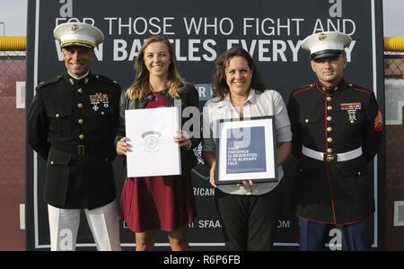 Krystina Lorch (centre gauche) et sa mère, Lisa (centre droit), avec leurs prix, présenté par le Major Jared Reddinger (à gauche) et le Sgt. Troy Harris (à droite), pour être sélectionné comme Krystina Semper Fi toutes américain au cours de West Valley High School de softball, 2017 banquet le 31 mai. Krystina a choisi de mettre sa mère en tant que mentor à Washington D.C. pour assister à l'Académie Les batailles remportées parce qu'elle a dit qu'elle est son rôle modèle, idole et plus d'influence. Krystina souffrait d'une grave blessure à l'œil à l'âge de dix ans, et il a limité sa capacité de pratiquer des sports tout au long des années. Avec le traitement, ded Banque D'Images