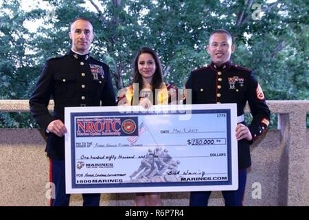 Veronica Andrea Romero-Dugarte reçoit une réserve navale Officers Training Corps de contrôle des bourses U.S. Marine Corps Le Capitaine Brett Réchauffement climatique, à gauche, et le sergent-major du Corps des Marines des États-Unis. Le Dewitt à Erdman cerveau E. Rhoades Conference Centre à Forsyth Tech Community College à Winston-Salem, Caroline du Nord, le 8 mai 2017. L'NROTC, bourses d'une valeur maximum de 180 000, va payer pour le coût de tous les frais de scolarité, les livres et autres frais d'éducation dans de nombreux pays, les collèges et les universités. Veronica est actuellement au début de Collège d'Amérique du Forsyth. Banque D'Images