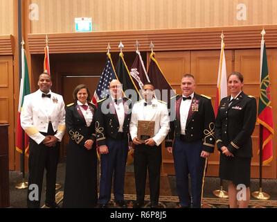 Un adjudant Abraham Montemayor, U.S. Army Garrison - officier de sécurité alimentaire de l'Italie reçoit le "Adjudant vétérinaire de l'Année" à l'International Symposium médical vétérinaire militaire à Garmisch-Partenkirchen, Allemagne, 2017. Banque D'Images