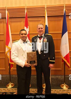 Un adjudant Abraham Montemayor, U.S. Army Garrison - officier de sécurité alimentaire de l'Italie et Brigue. Le général Erik Torring, chef de l'armée américaine Corps vétérinaire nous tenir ensemble après la présentation de Montemayor avec le "Adjudant vétérinaire de l'Année" à l'International Symposium médical vétérinaire militaire à Garmisch-Partenkirchen, Allemagne, 2017. Banque D'Images