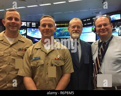 (De gauche à droite) Le lieutenant Cmdr. Jay Charan, le Lieutenant Christopher Rodeheffer, Dr. Benton Lawson de NSMRL et Dr Dave Alexander, médecin de la NASA. Les trois sous-marin Naval Medical Research Laboratory des chercheurs ont été invités à l'Agence nationale de l'aéronautique et de l'espace (NASA) Johnson Space Centre de présenter les résultats d'une étude (NSMRL), du 17 au 19 mai 2017 Banque D'Images