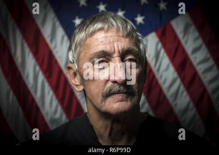Le sergent-chef à la retraite. Paul W. Dunning pose pour une photo pour les anciens combattants de l'Armée de l'air en bleu 2017, le 9 mai 2017, Moody Air Force Base, la Géorgie. Dunning a travaillé dans des champs professionnels de maintenance pour 33 ans dans les secteurs civils et militaires. Banque D'Images