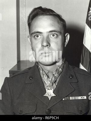 U.S. Marine Corps Cpl., Hershel 'Woody' Williams, a reçu la médaille d'Honneur pour sa bravoure au combat lors de la bataille d'Iwo Jima, 23 février, 1945. Williams a lutté pendant quatre heures par des tirs d'armes légères en retournant à l'ennemi les frais avec son lance-flamme. Banque D'Images