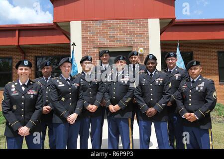 FORT GORDON, Ga, - le renseignement militaire 780e Brigade (MI) concurrents et sponsors pour la brigade 2017 Concours meilleur guerrier (BWC), de gauche à droite, le s.. Maura Stepanski (commanditaire), Delta Company (Co.), 781e Bataillon MI ; le sergent 1st. Class Jimmy Stewart (commanditaire), l'Administration centrale et de l'Administration centrale Co. (HHC), 780e Brigade MI ; CPS. Savannah Matelski, Delta Co., 781 MI Bataillon (brigade BWC soldat, runner-up) ; la CPS. Alan Kim, HHC, 780e Brigade MI ; le s.. Scott Stappenbeck, Charlie Co., 781e Bataillon de la brigade de MI (BWC Militaires (NCO), runner-up) ; Le s.. Banque D'Images