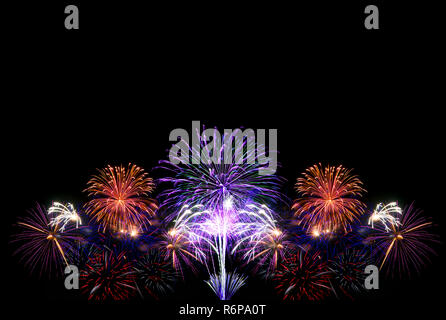 Groupe d'artifices colorés sur fond sombre pour célébration Contexte. Banque D'Images