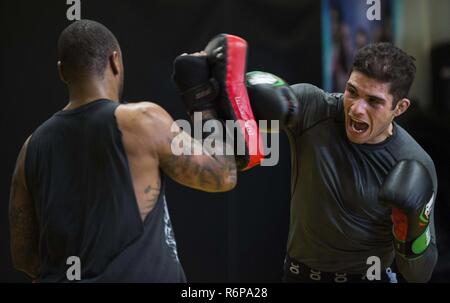 Navigant de première classe Raul Veliz, 90e Escadron des Forces de sécurité de missiles chef de la force de réaction, jette poinçons au cours de la pratique lors des procès de sport Arts martiaux mixtes à Fort Collins au Colorado, le 5 mai 2017. Veliz combat MMA depuis près de deux ans. Veliz est stationné à F.E. Warren Air Force Base, Wyo. Banque D'Images