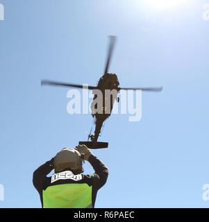 Mettre les gardes sur un élévateur lors de la démonstration de sauvetage du Département militaire du Texas Open House et American Heroes Air Show sur Camp Mabry 22 Avril, 2018. Cet événement annuel est l'occasion pour le public d'interagir avec les membres en service de leurs communautés. Banque D'Images