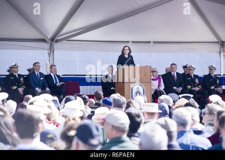 PORTLAND, OREGON (21 avril 2018) Le gouverneur de l'Oregon Kate Brown répond au public pendant la station de transport amphibie USS Portland (LPD 27) Cérémonie de mise en service, le 21 avril. Portland est le 11e de la marine américaine de classe San Antonio de transport amphibie Navire dock. C'est le troisième navire à porter le nom USS Portland, cependant il est le premier navire à être nommés pour la plus grande ville de l'Oregon. Banque D'Images