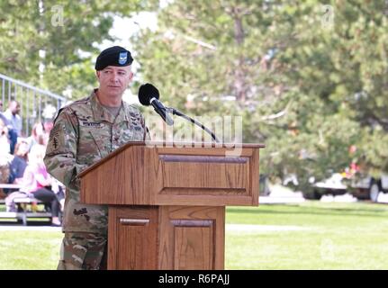 Le colonel Eric S. Edwards, commandant de l'Armée de l'hôpital communautaire, Evans, adresse les clients de l'unité de cérémonie de passation de commandement tenue le 22 mai au domaine fondateurs. Edwards a pris le commandement de l'hôpital depuis le Colonel Patrick M. Garman durant la cérémonie. Alors que Edwards et sa famille est récemment arrivé à Fort Carson, il a servi auparavant comme un soldat de première classe et puis comme sous-lieutenant. Banque D'Images