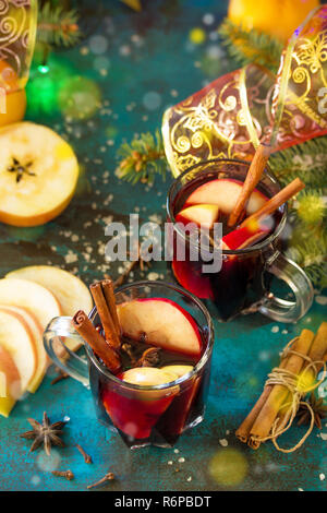 Vin chaud de Noël aux épices ou de sangria. Deux verres de vin chaud avec pommes et épices sur table ardoise bleue. Copier l'espace. Banque D'Images