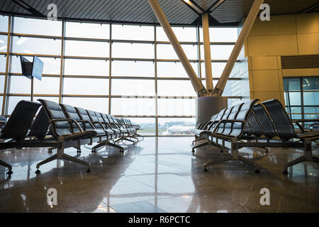 Salle d'embarquement à l'aéroport. Grandes fenêtres vitreux. Temps couvert Banque D'Images