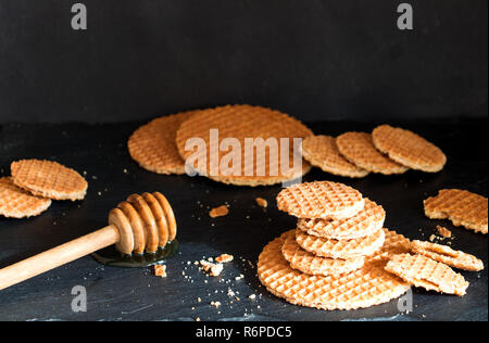 De délicieux biscuits gaufres néerlandaise dans différentes tailles avec une bouilloire Banque D'Images