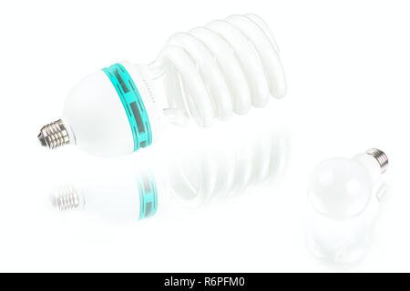 L'innovation blanc ampoule LED à économie d'énergie lampe spirale et Banque D'Images