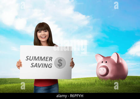 Young Asian woman holding conseil d'économie d'été texte Banque D'Images