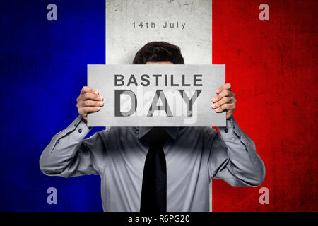 Homme tenant conseil avec bastille day message Banque D'Images