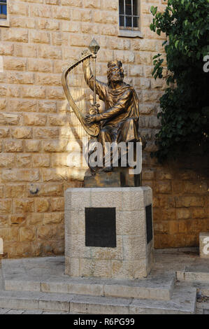 Statue du Roi David jouant de la harpe site traditionnel de la montagne de Sion, près de l'entrée de la tombe de David et prix du dernier repas avec ses disciples. Banque D'Images
