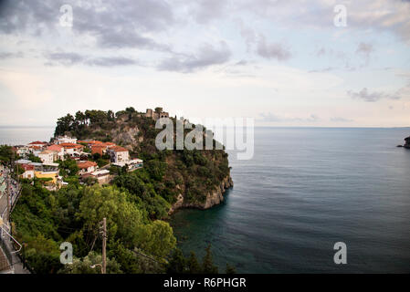 Vue paysage de Parga Grèce au crépuscule du temps. Banque D'Images