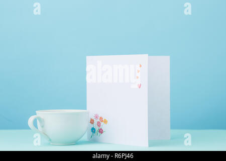 L'amour avec l'arrière-plan et carte cadeau coupe sur table Banque D'Images