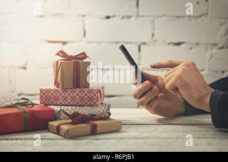 Man using smartphone pour acheter des cadeaux en ligne sur internet store Banque D'Images