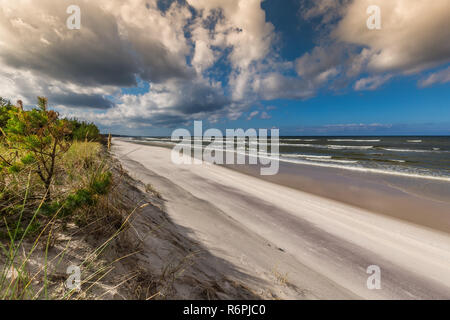 Une vue sur la belle plage de sable dans la mer baltique,ville de Leba, Pologne Banque D'Images