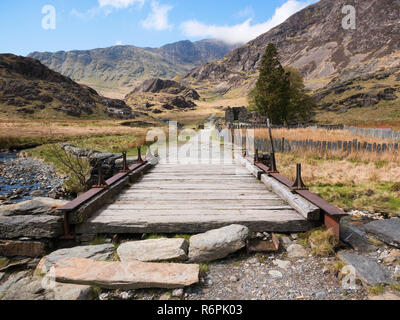 Pont sur l'Afon mcg mcg Llançà Llançà, dans le chemin du Snowdon Watkin. Sommet du Snowdon cachés dans le cloud Banque D'Images