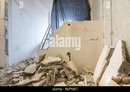 Démontage des partitions dans l'appartement, autour d'un tas de pièces cassées du mur Banque D'Images