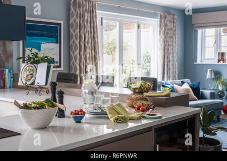 Saladier et déjeuner préparatifs sur comptoir de la cuisine dans le Hampshire Mill House redessiné par peintre Emma Banque D'Images