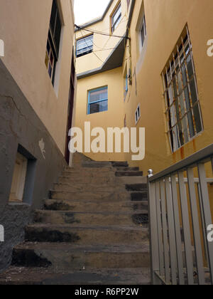 Escaliers à travers une ruelle étroite de Porto Naos Banque D'Images