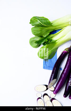 Aubergine japonaise et pak choi sur tableau blanc avec sèche-serviettes Banque D'Images