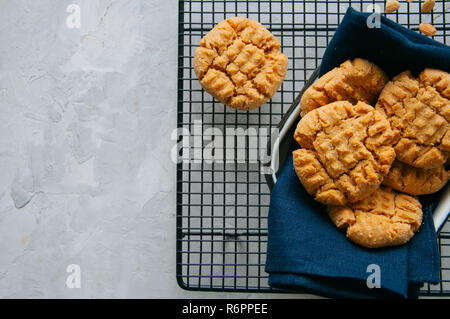 Des biscuits sur une grille. Fond gris. Style rustique. Banque D'Images