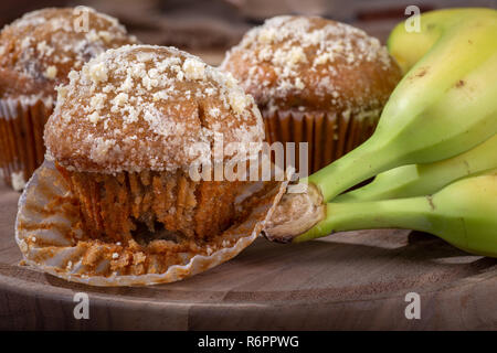 Libre d'un muffin aux bananes Bananes et noix sur un plateau en bois Banque D'Images