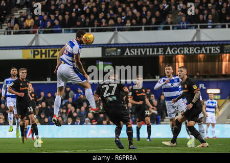 1er décembre 2018, Loftus Road, London, England ; Sky Bet Championship, QPR v Hull City ; Tomer Hemed (16) de l'EPQ remporte un en-tête/Fogliati Romena Crédit : Images d'actualité, Ligue de football anglais images sont soumis à licence DataCo Banque D'Images