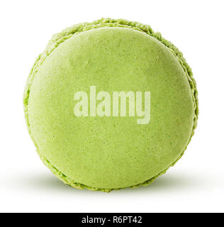 Macarons aux noisettes doux isolé sur fond blanc. Chemin de détourage. La profondeur de champ. Banque D'Images