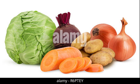 La pomme de terre et carotte hachée anneau, un rouge racine de betterave, chou, deux oignon isolé sur fond blanc. Chemin de détourage. La profondeur de champ. Banque D'Images