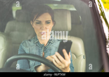 Femme textos en conduisant avec copie espace Banque D'Images