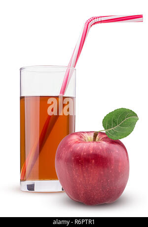 Pommes rouges avec feuille verte. Verre de jus de pommes à rayures rose paille isolé sur fond blanc. Chemin de détourage. La profondeur de champ. Banque D'Images