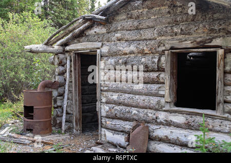 Cabane abandonnée avec baril rouillé dans Silver City ville fantôme, Territoire du Yukon, Canada Banque D'Images