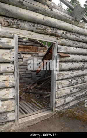 Porte dans une cabane abandonnée dans Silver City ville fantôme, Territoire du Yukon, Canada Banque D'Images