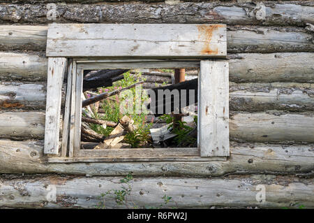 Fenêtre d'une cabane abandonnée dans Silver City ville fantôme, Territoire du Yukon, Canada Banque D'Images