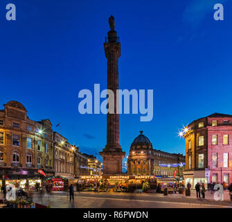 Le marché de Noël à la tombée de la Newcastle, Newcastle upon Tyne, Tyne et Wear, Angleterre, Royaume-Uni Banque D'Images