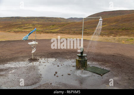 Piscine toilettes et douche chaude à partir de l'énergie géothermique au volcan Krafla près du lac Mývatn, en Islande Banque D'Images