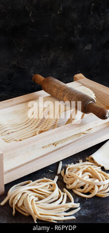 Décisions tagliolini Pasta alla Chitarra avec un outil Banque D'Images