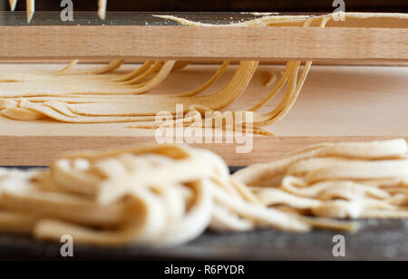 Décisions tagliolini Pasta alla Chitarra avec un outil Banque D'Images