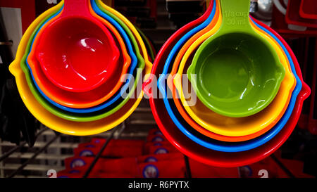 Cuillère en plastique couleur lumineux vendus sur le marché. Banque D'Images